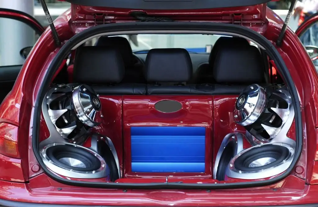 Subwoofer di dalam mobil