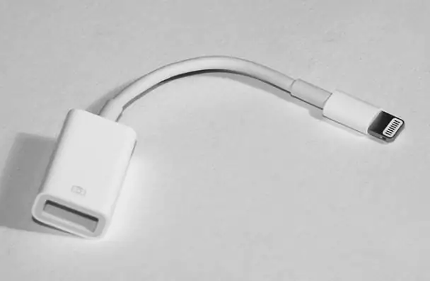 iPad USB-muistitikkuliitäntä