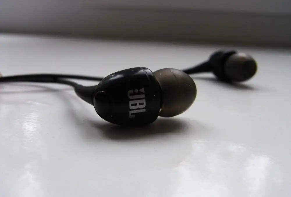 jbl t100 কালো হেডফোন পর্যালোচনা